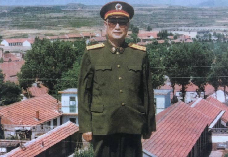 1990年6月，时任济南军区司令员的张万年来到山东莱阳万第镇，重访他45年前第一