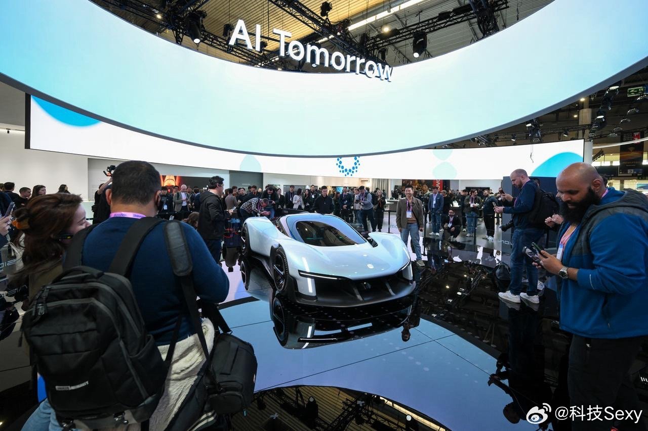 AI成中国科技全球新名片刚刷完MWC现场，真的被震撼到了！小米展台人山人海，老外