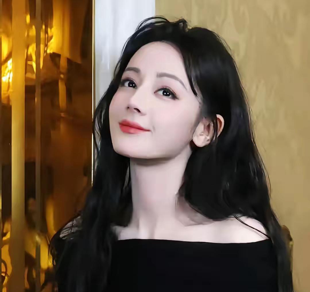 研究了大半天，终于从迪丽热巴身上发现了一个秘密，那就是30+的女人可以美可以丑，