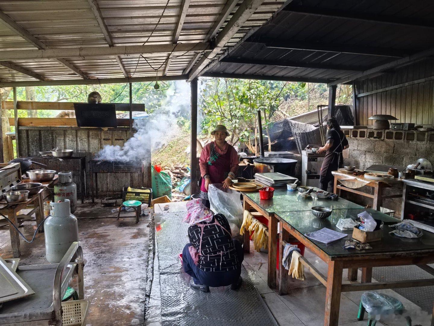 这个地方空气中弥漫着好闻的味道。是肉类和香料混合后烧烤加上咖啡那种酸酸苦苦的香味