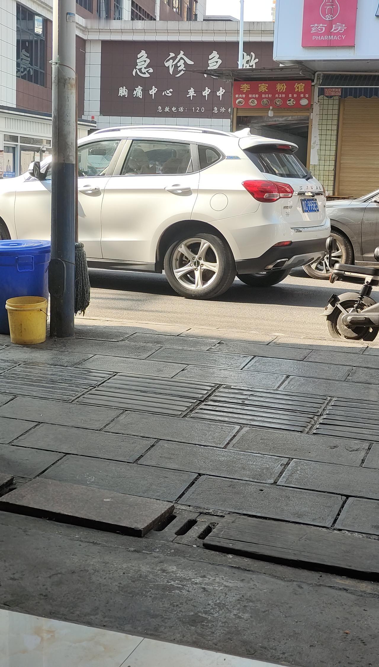 越野车和轿车
底盘的差距太大了