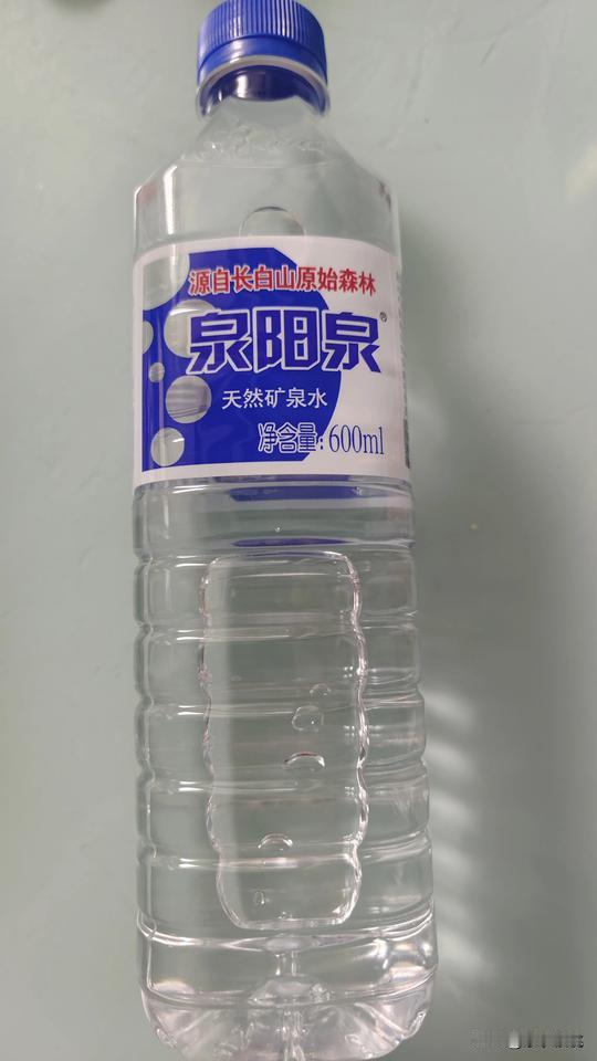 我们家经常喝泉阳泉天然矿泉水，总是成箱成箱地买。外孙女儿出去打球，或者在家不想喝