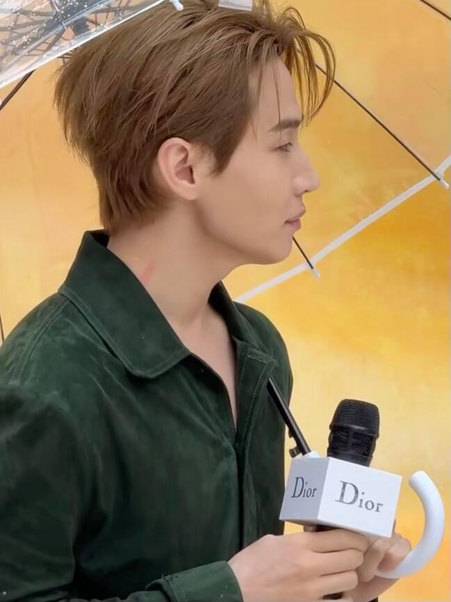 迪丽热巴邓为迪奥生图迪丽热巴迪奥南京活动人气雨中齐聚南京时尚盛典，现场围观人群络