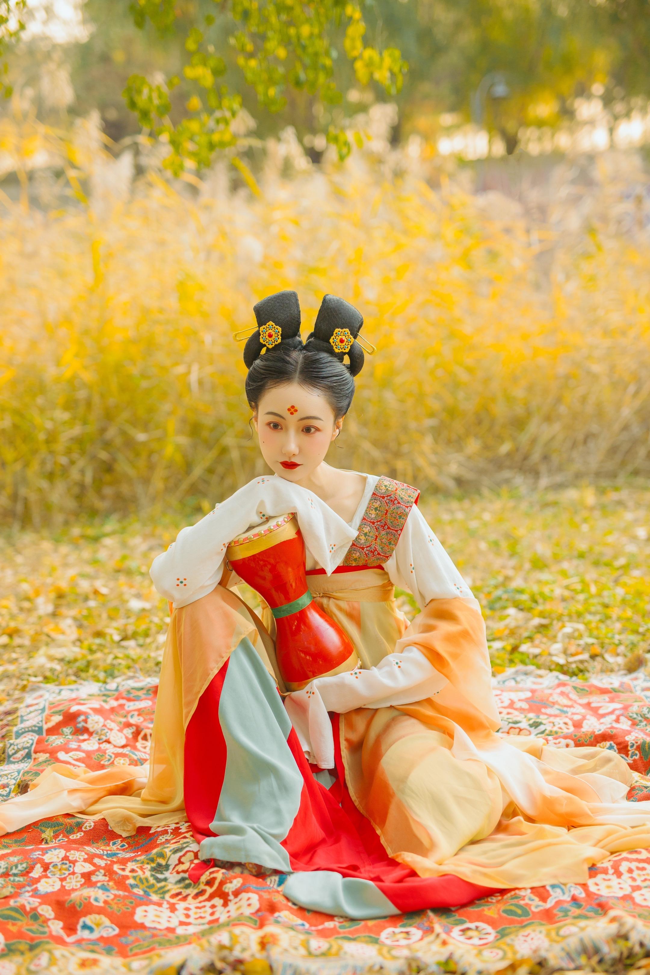 初唐｜打起手鼓，唱起歌。✨今天是一枚打手鼓的大唐妹子。  ✨汉服