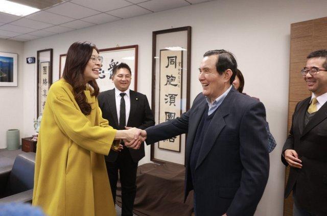 马英九现在怕是悔不当初！他懊恼的不是多次到访大陆获得高规格接待，也不是主张和平民
