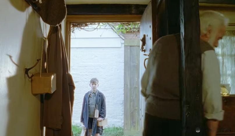 电影《晚安，汤姆先生》：有战争的地方，也会有爱。
 
二战时的伦敦遭遇了袭击，所