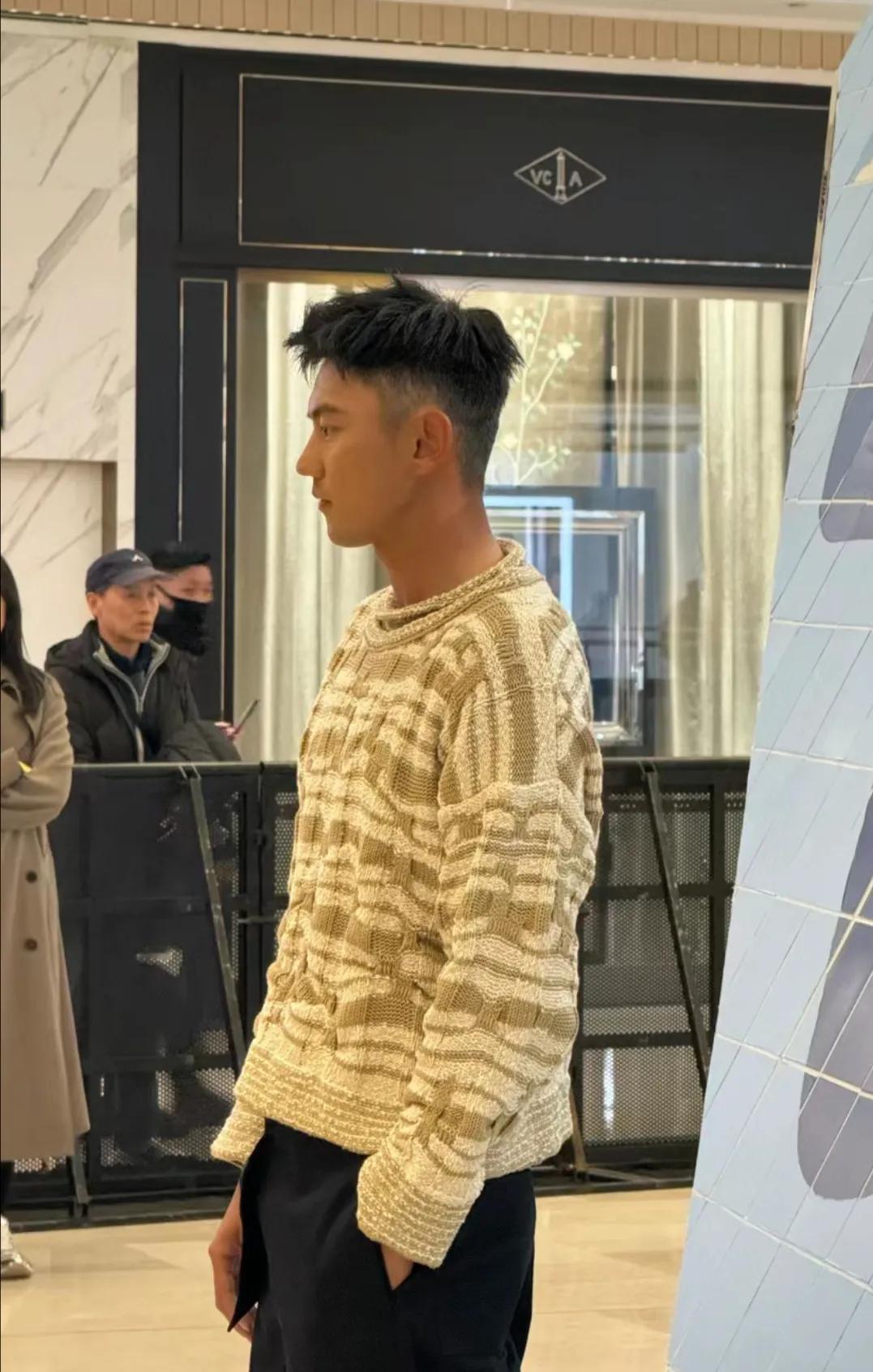 上海恒隆广场看到了宁泽涛参加线下活动，宁泽涛本人好高呀，1米91的身高想去他身边