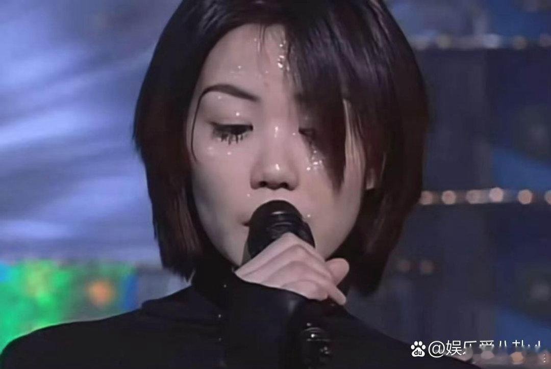 王菲氛围感拉满，每一帧都自带清冷美感，颜值气质浑然天成。 