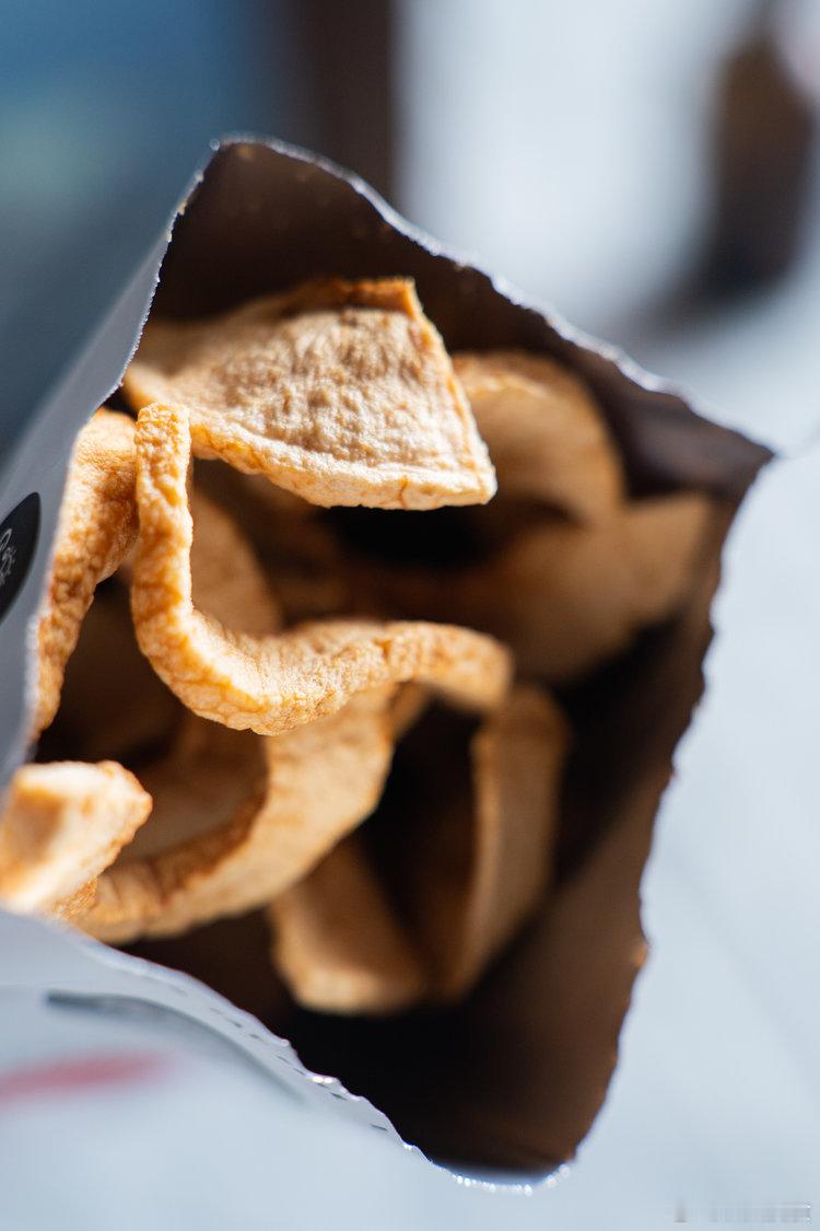 酥酥脆脆的苹果脆片，是我最近吃到好吃的水果脆片之一！入口酥脆、酸酸甜甜的味道，非