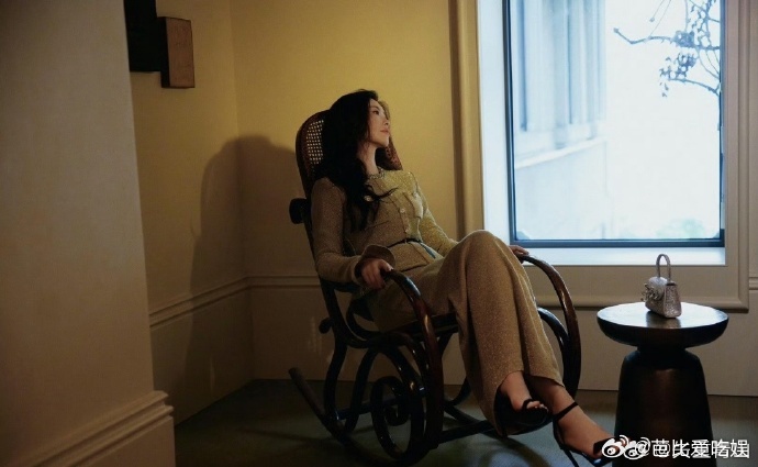 朱珠统一了东西方的审美 朱珠的气质太独特！自带从容舒展的气场，一举一动都透着优雅