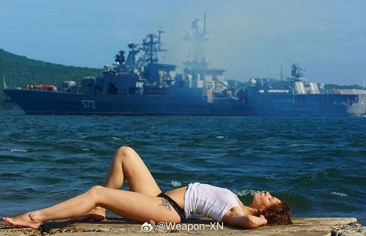 #兵器影像[超话]# 有谁知道远处的军舰叫啥名？ ​​​
