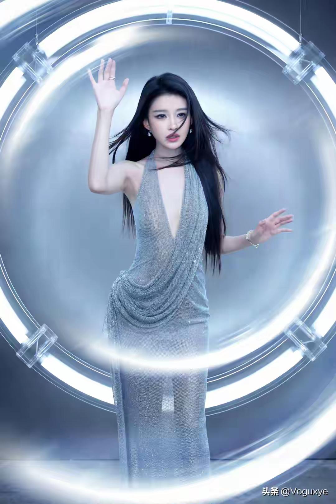 孙怡问界M9祝您新年手到福来