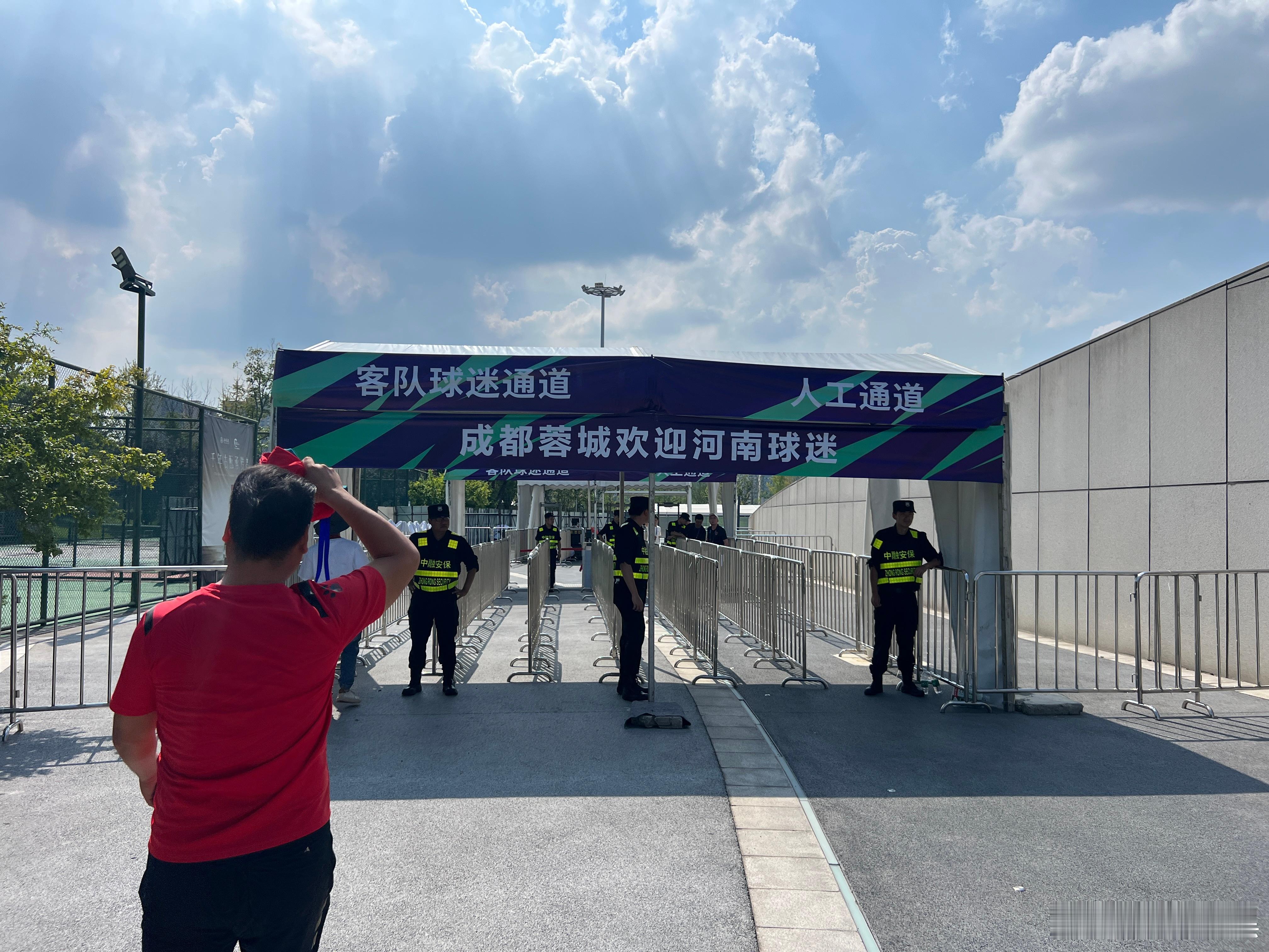 今晚的比赛第一个进场的河南球迷已经入场~！悄咪咪的说个冷知识，今天入场口的客队检