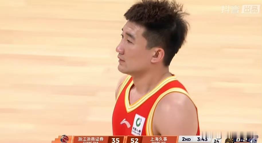 双大腿变双拖油瓶！胡金秋篮下打铁，孙铭徽半场2分，广厦这是要累死布朗

总决赛G