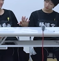 这期有点太肆意了吧 这段左奇函分明就是想十指相扣啊 左奇函继续难耐啊啊啊