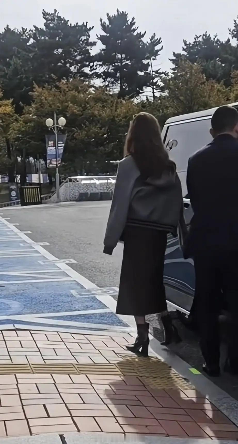 刘强东依旧对奶茶妹妹充满爱意，竟然帮她买奶茶。刘强东与章泽天一起参加韩国APEC