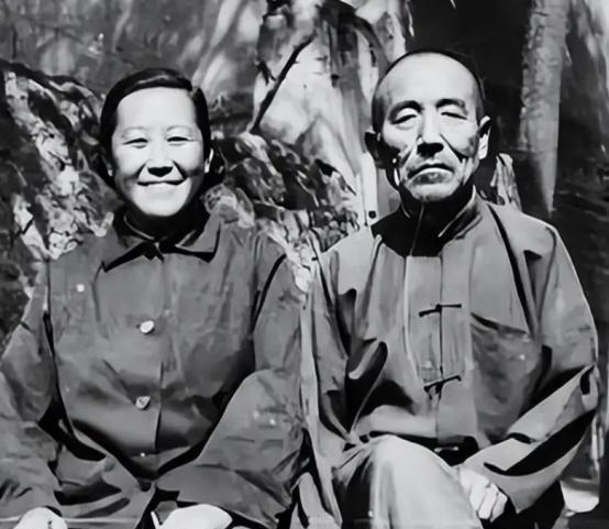 1971年，陕西一贫农贪图便宜，娶了小他10岁不要彩礼，离过婚且坐过牢的女干部。