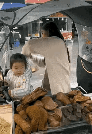 小孩子虽然不懂事，嘴也比较馋，但毕竟孩子小，肚子饿了就想吃，嘴巴馋了就想吃，这也