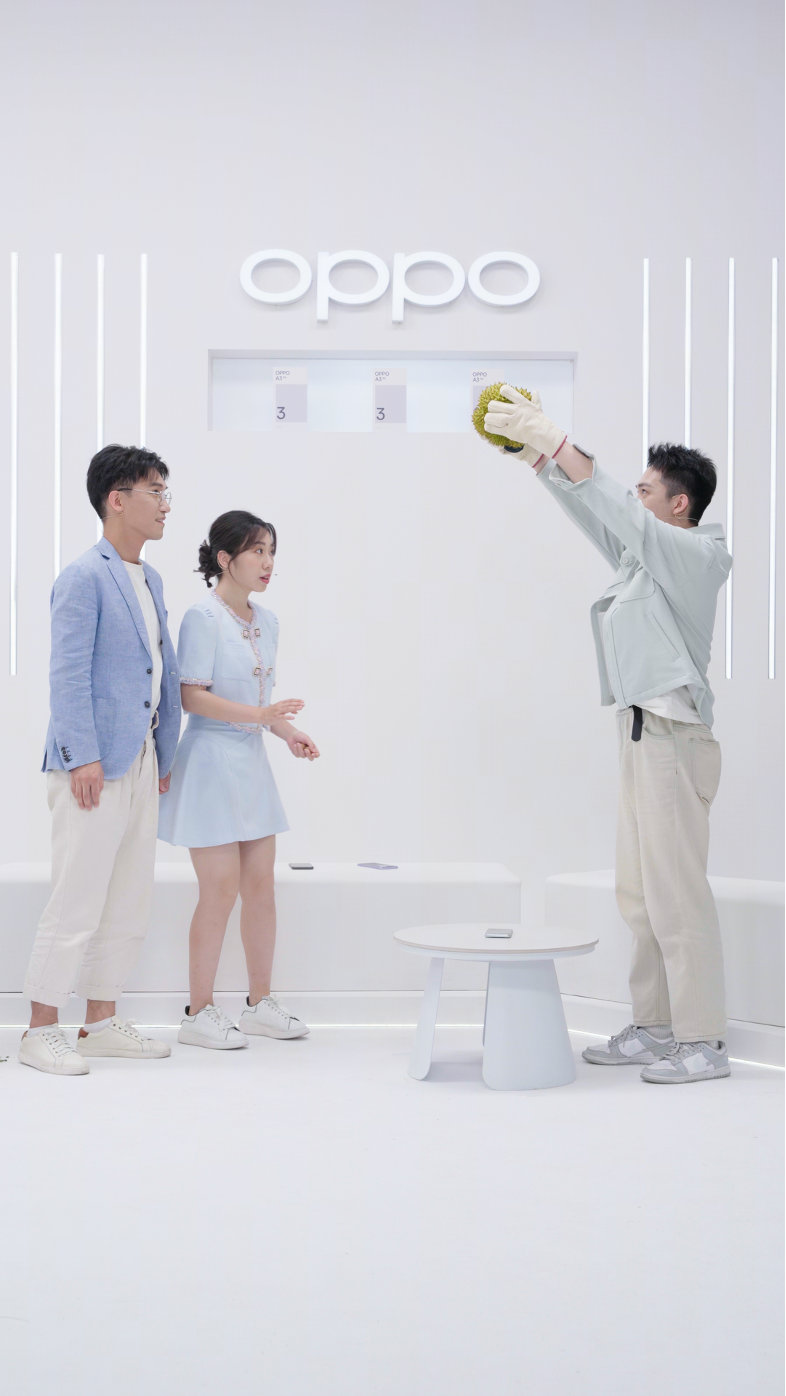 OPPO A3经历了「榴莲砸手机挑战」、「手机滚筒耐磨挑战」、「油手触控挑战」、