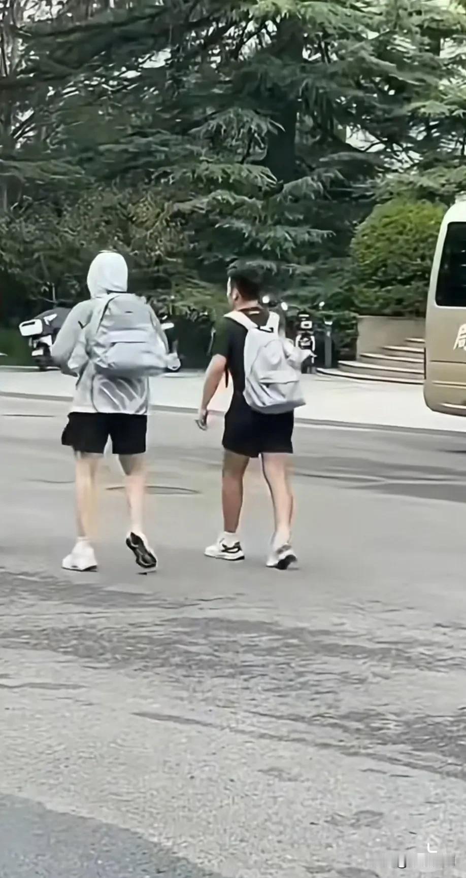 这是昨天坐大G里那个帅哥么[偷笑]
是不是很难想象，不过真的好可爱！
这强烈的反