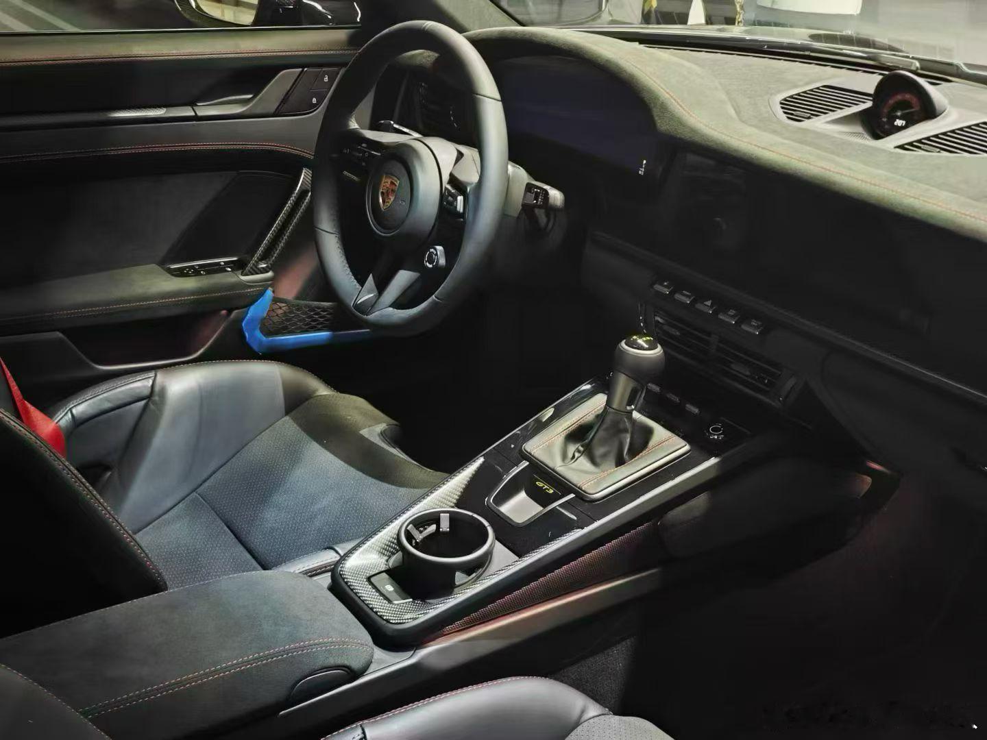 保时捷 992.2 GT3，25年11月上牌，1700km，高定版配色，特殊配置