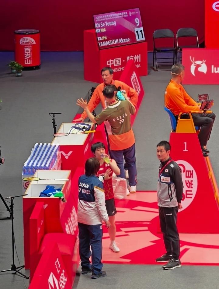 俩人狠狠撕[吃瓜群众]，
安洗莹🇰🇷 开局那么猛，居然被山口茜反超了[吃瓜群