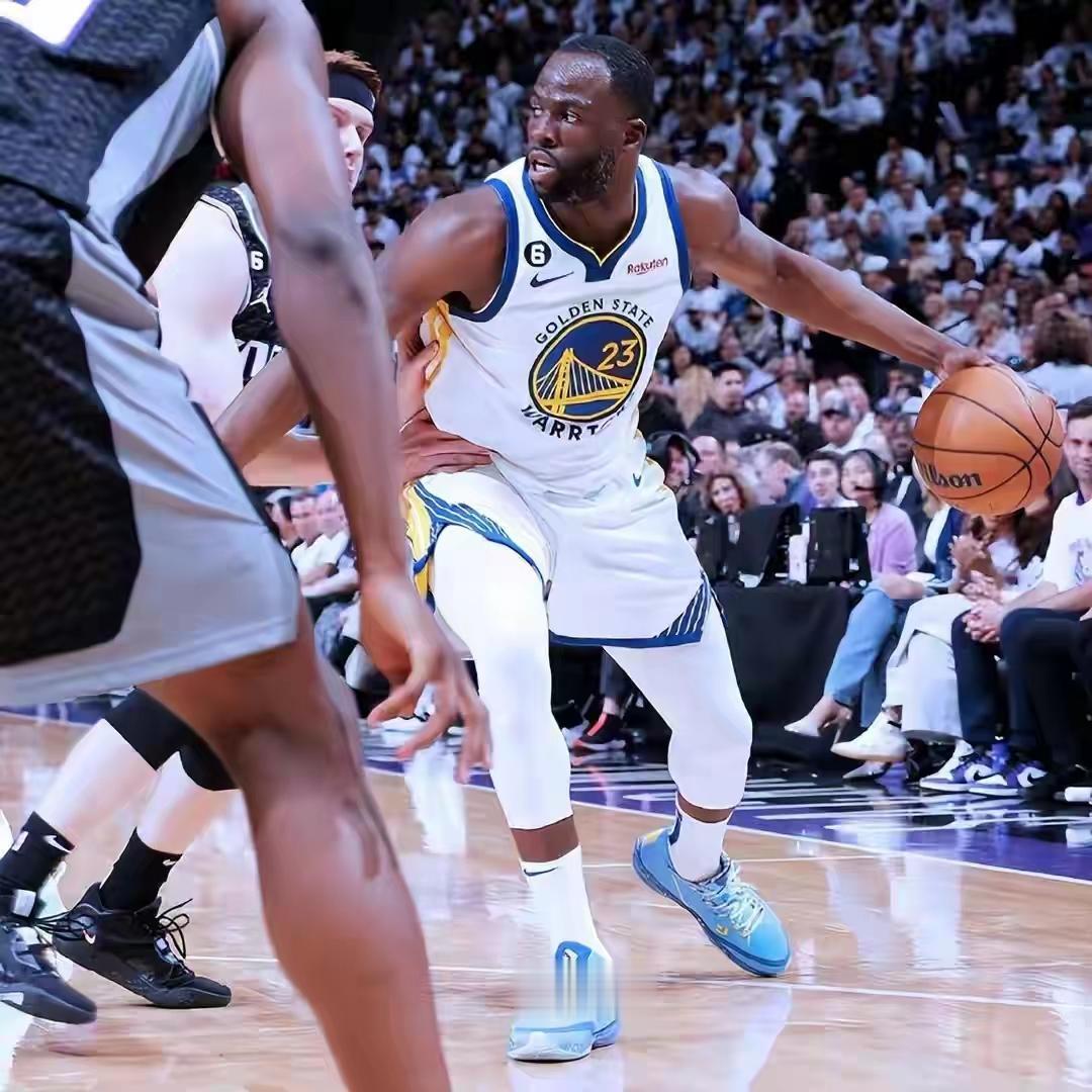 3年9000万，格林该以什么样的表情同意呢？
据NBA记者爆料，国王队有意用一份