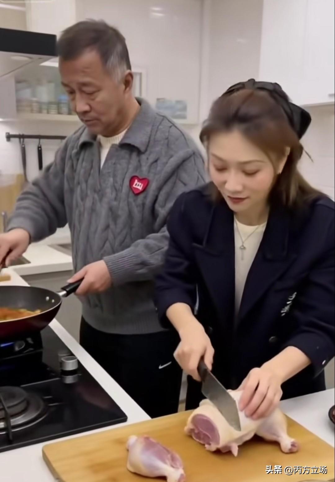 流浪大师沈巍和晓晓老师在厨房忙活，沈老师掌勺，晓晓老师旁边切菜，灶台冒着热气，切