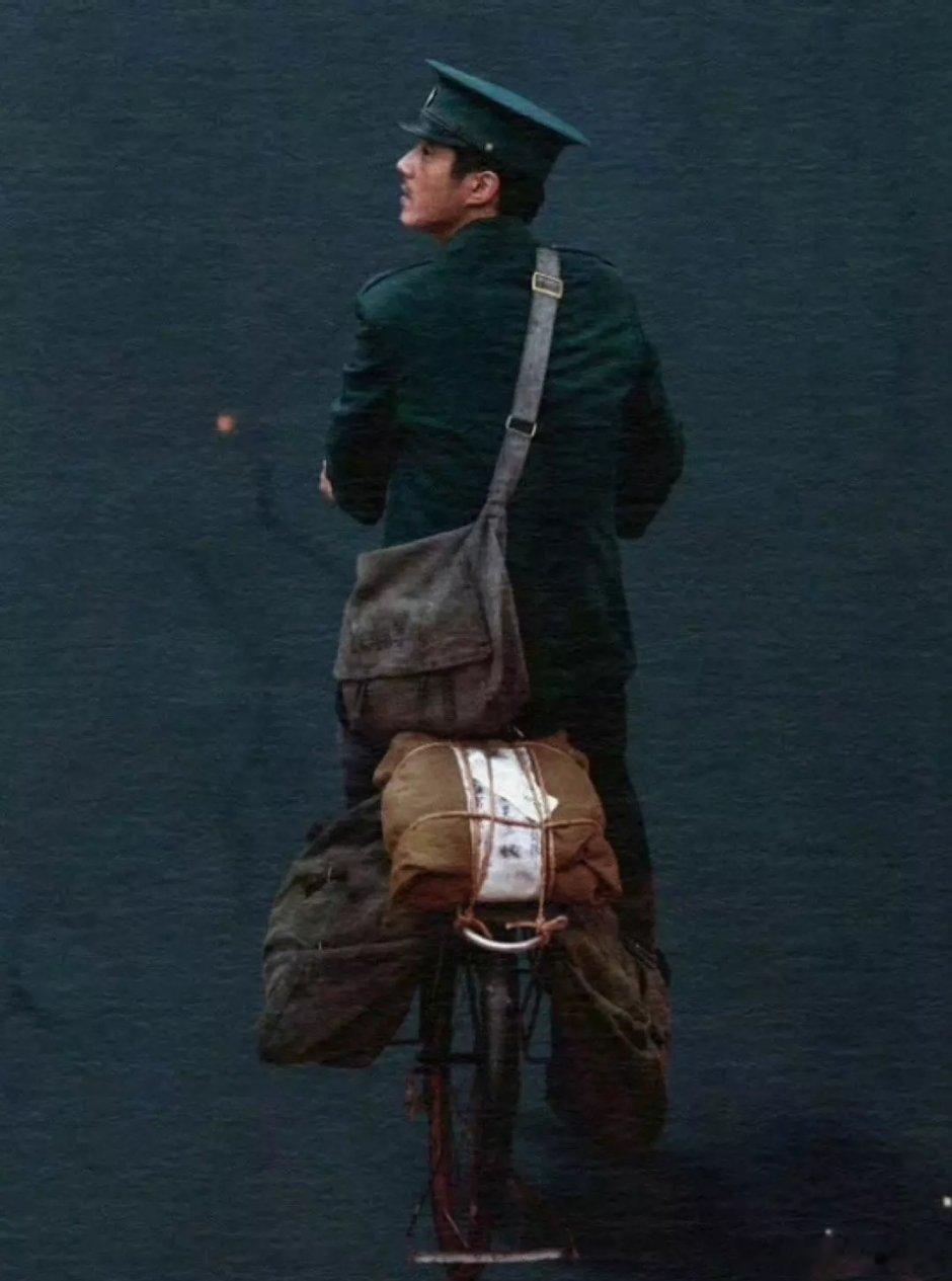 日天新片照相馆邮差造型，好像还有撇小胡子 ​​​