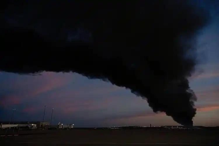 飞机砸向以拳王命名的机场！美国肯塔基州突发坠机事故，现场人员受伤，救援车队正火速