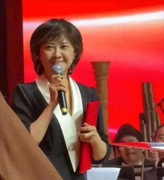 朱琳见到徐少华的那一刻，脸上写满了无尽的惊喜与“爱意”。
这是前段时间朱琳在节目