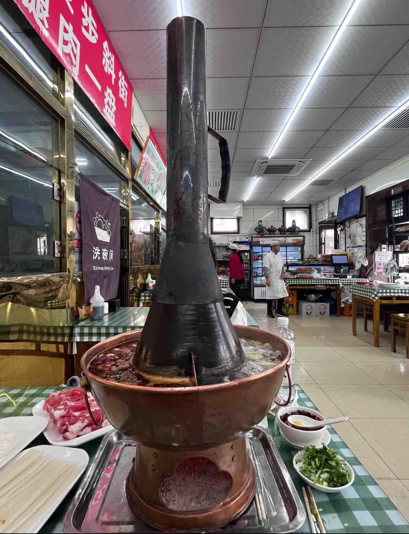 第一次相亲适合吃烤肉我真觉得第一次见面选火锅店或者烤肉店还不错，如果话不投机半句