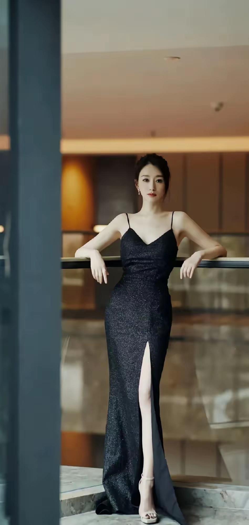 终于知道李小冉为什么让富豪发狂了!50岁的人了，看上去还像个“黄花”大闺女，身材