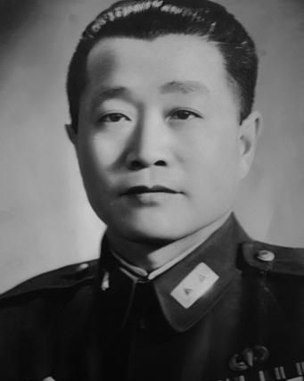 1927年，周恩来被捕，谁料，审讯他的人，竟是他的学生，他凑近周恩来，轻声说：“
