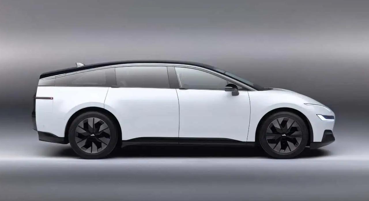 福特前电动汽车业务负责人道格·菲尔德（Doug Field）在社交平台上曝光了一