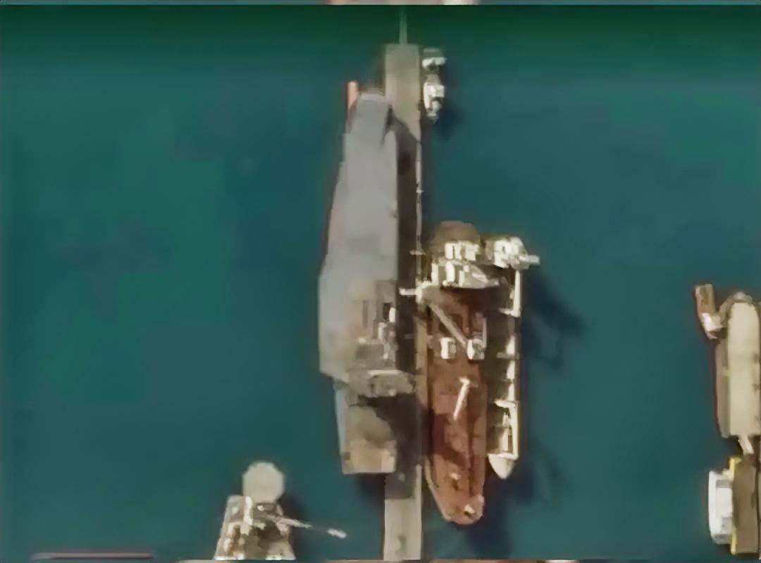 码头左边停靠的是伊朗的“航母”，当然这并非传统意义上的大型固定翼飞机航母，而是另