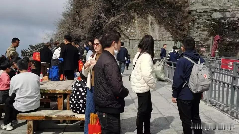 文笔挑战，本上联、下联都是原创，欢迎文友大神们赶紧来对下联。

上联:眼醉三春色