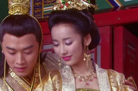 成化六年夏，大明后宫里，发生了一件几乎被掩埋进历史尘埃的事——一个宫女，悄悄怀上