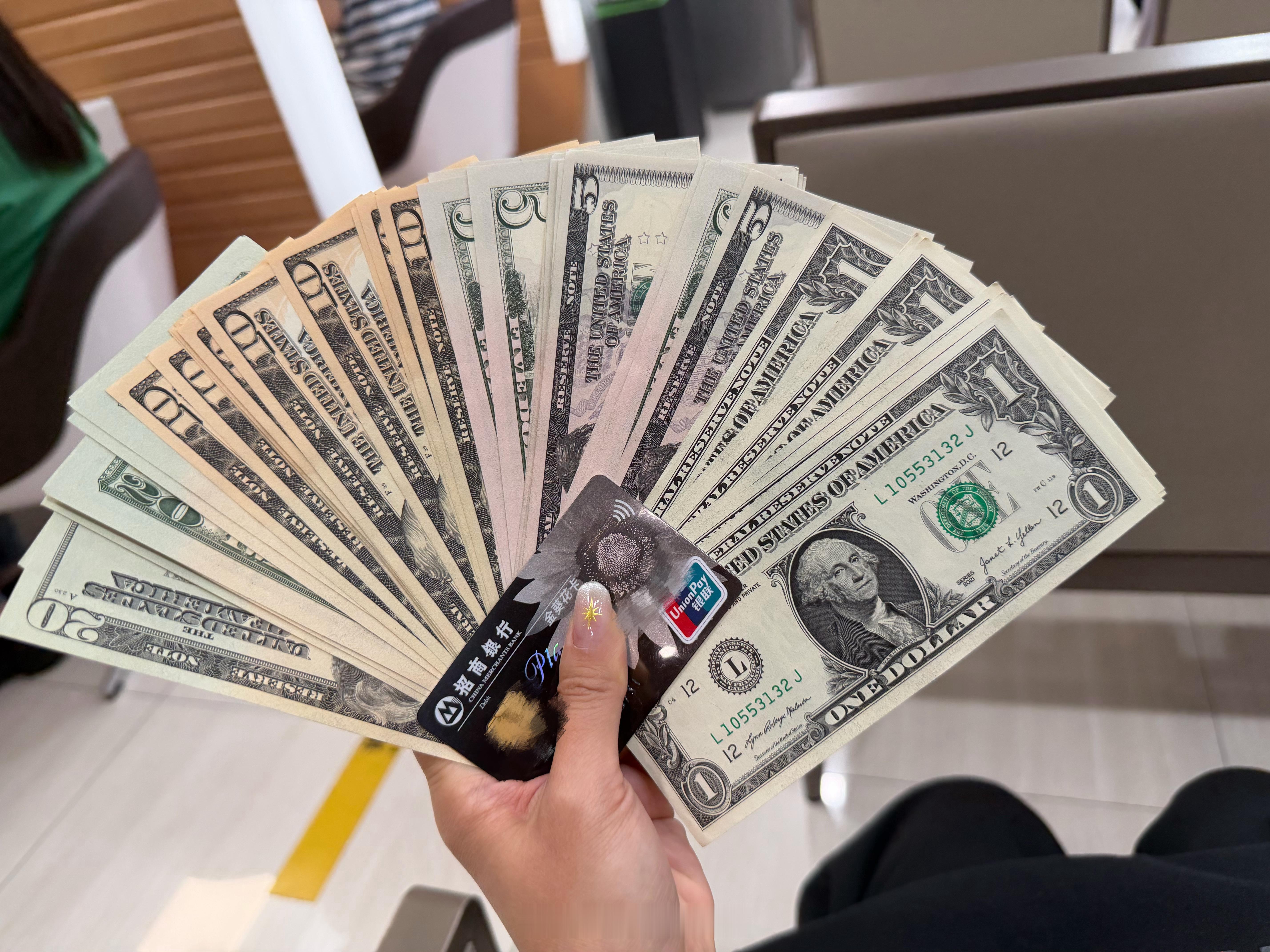 过几天要去美国，给美国人民准备了一点小费，招行服务超好，特意给我找了一大把零钱！