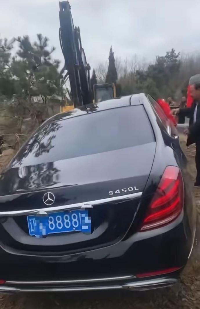 有钱是真有钱啊，没脑子也是真没脑子

辽宁辽阳，当地有人将一辆黑色奔驰S450L