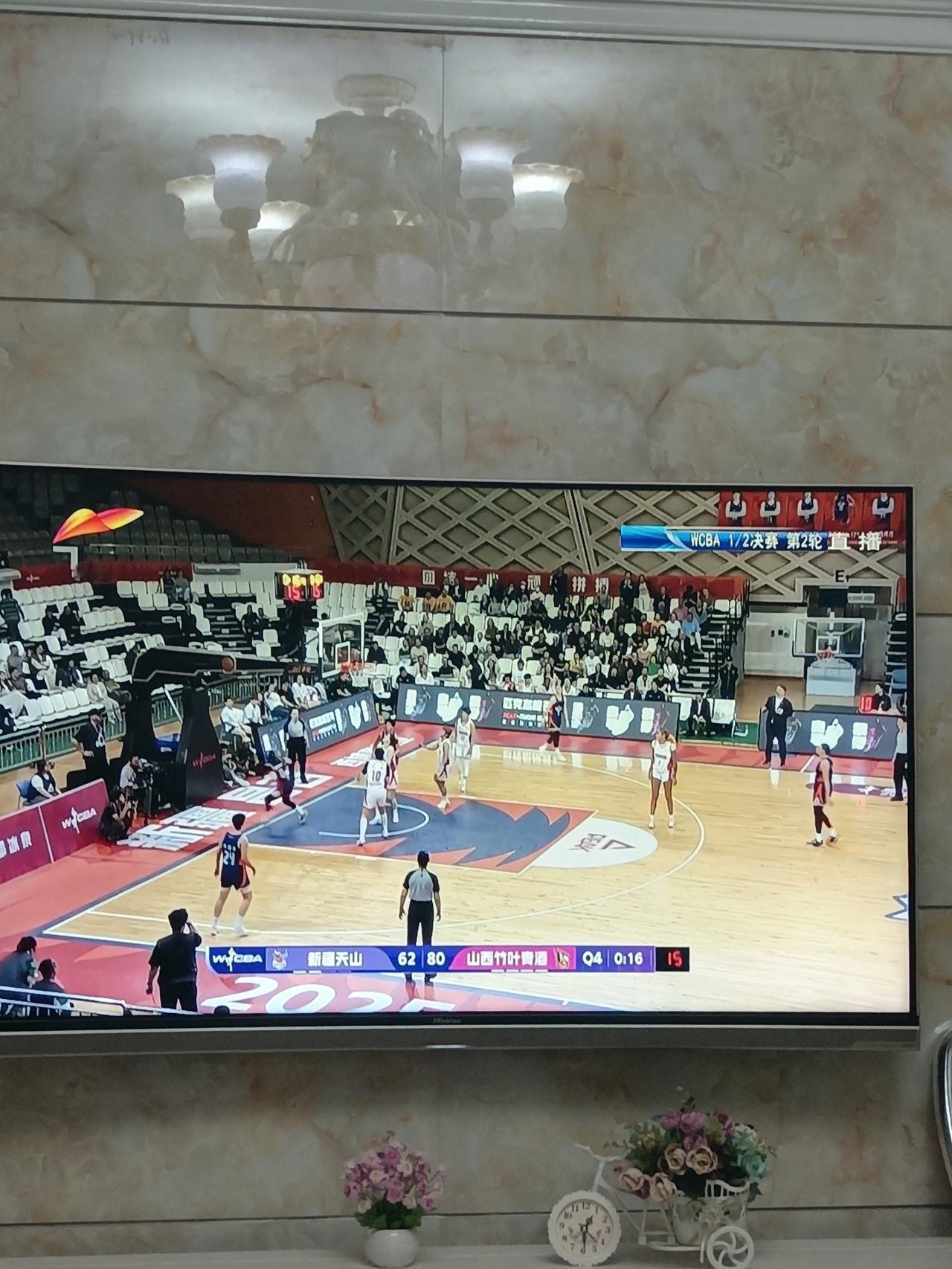 昨晚新疆男篮与天津队的36轮比赛，新疆体育频道没有直播。直播的是新疆女篮与山西女