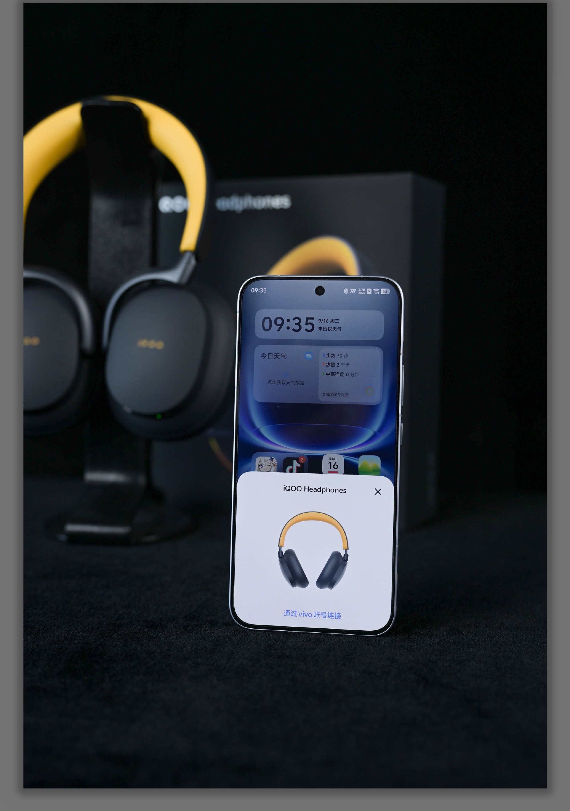 iQOO Headphones 头戴电竞耳机，外观潮流百搭，点亮黄色氛围灯条后，