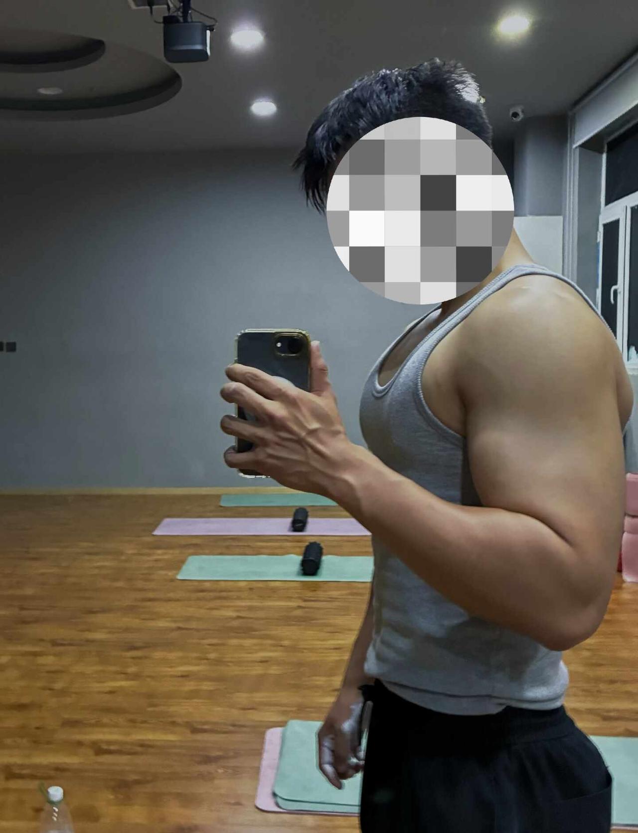 研0健身日记
毫无训练痕迹只有拍摄技巧