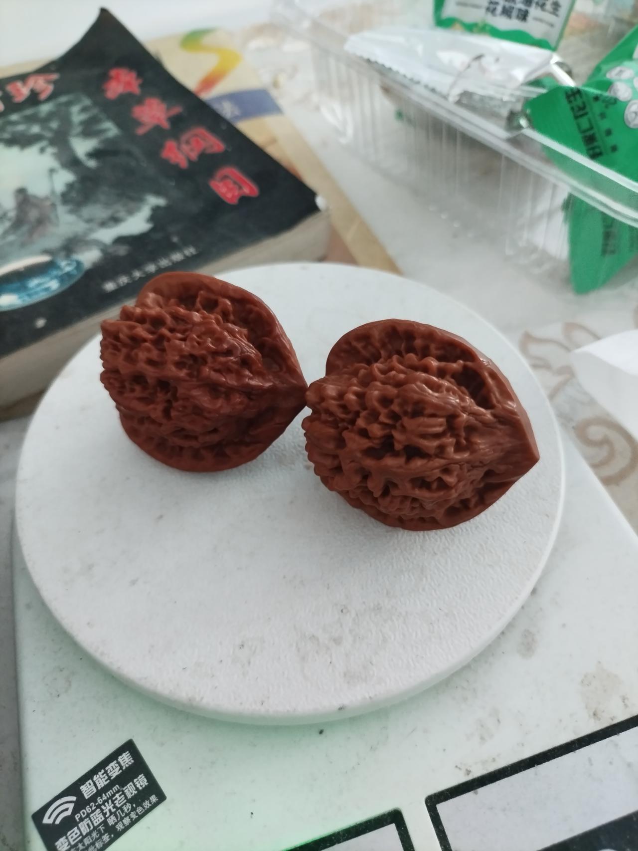 星期日到鲁园儿古玩市场买了一对核桃。

5块钱太便宜了，就这对儿品相的核桃，在高