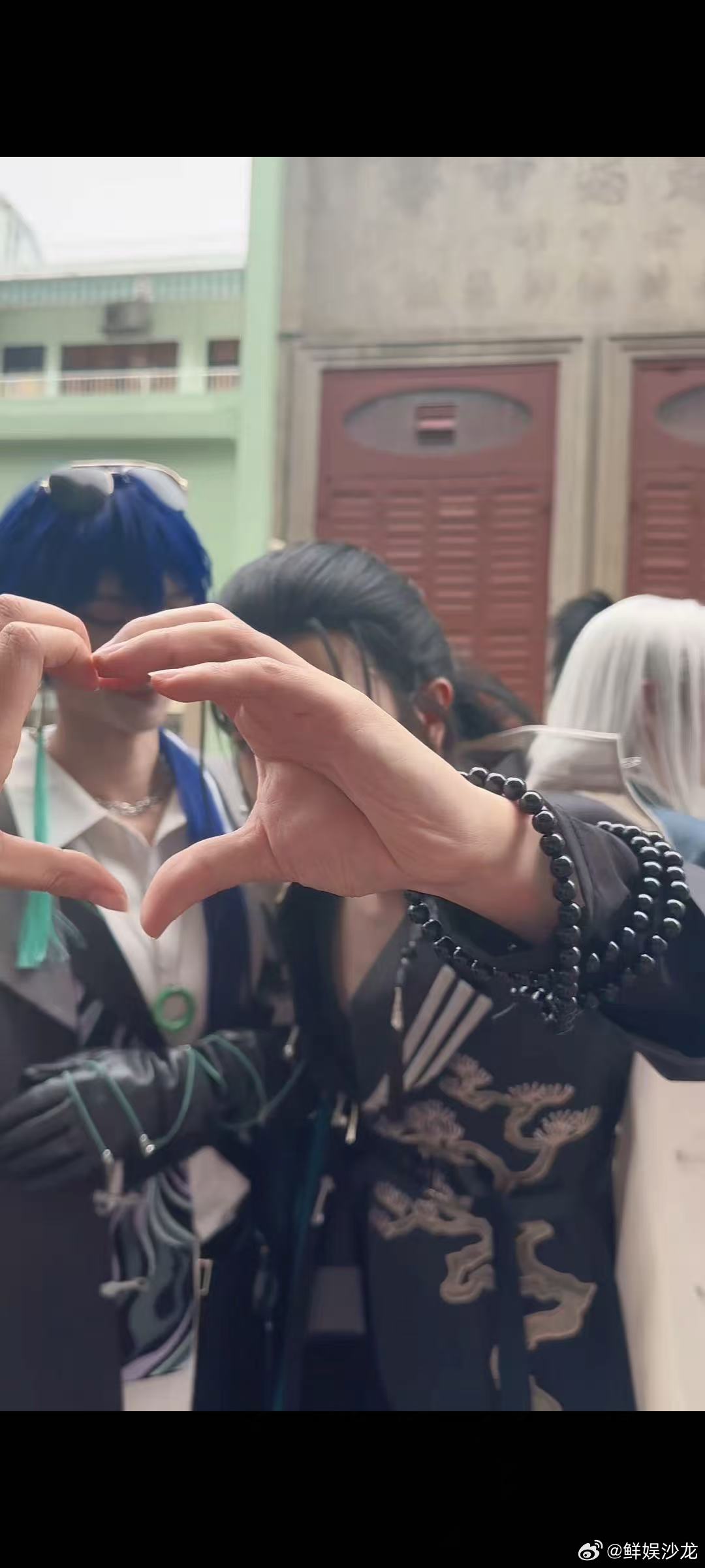 最会媚粉的男团来了 异人男团线下魅力值拉满！澳门痛城巡游现场，四位coser和粉