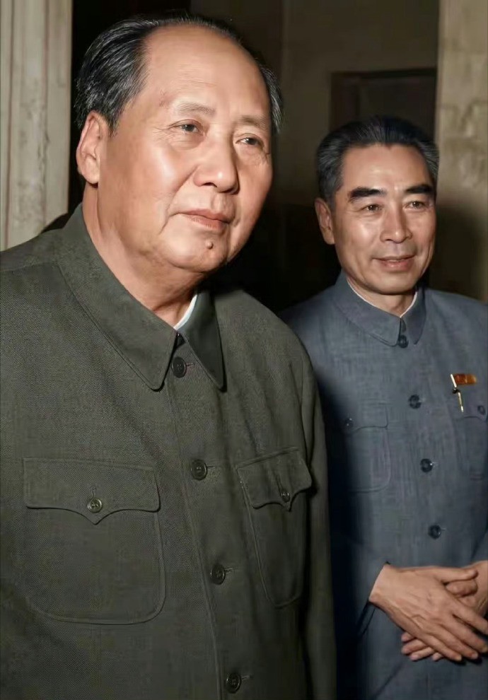 60年代的毛主席和周总理。周总理胸前佩戴着为人民服务的像章，两位伟人为国家为人民