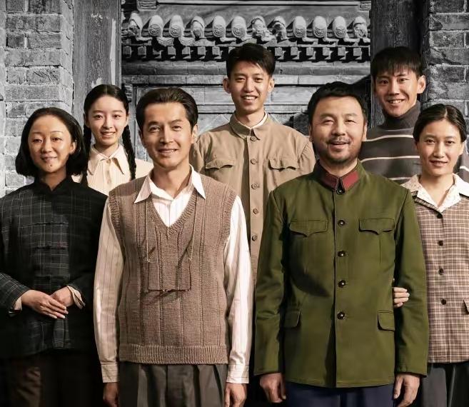 《抓特务》赢在极致真实。
 事件真实，人物真实，胡同里的烟火环境更真实。一百四十
