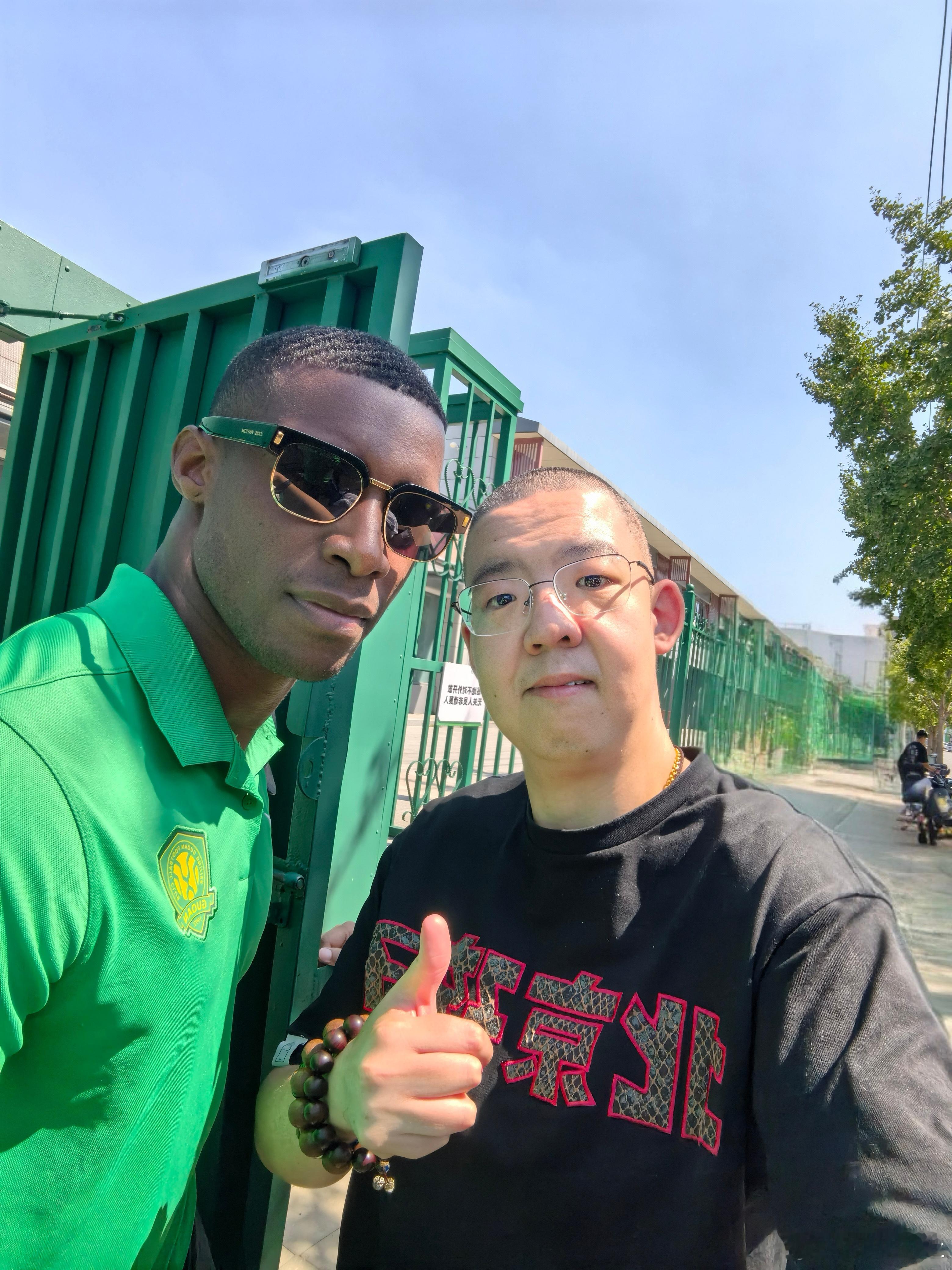 、塞鸟、蒙哥马利！😬👍💚北京国安法比奥塞尔吉尼奥蒙哥马利合影留念同城热门 