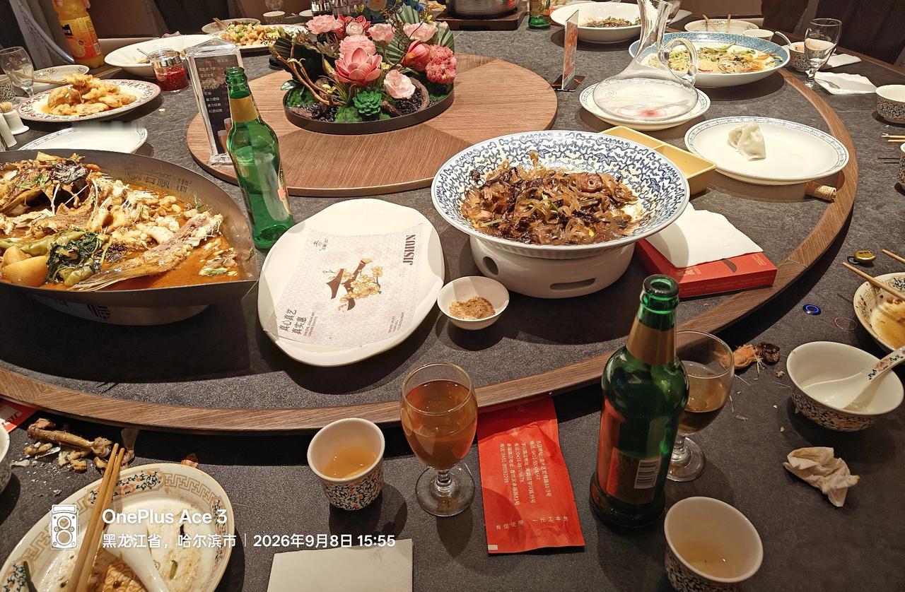 我昨天晚上喝吐了，今天中午去菜艺街吉顺饺子参加战友酒局，到了饭店，菜刚上来，还没