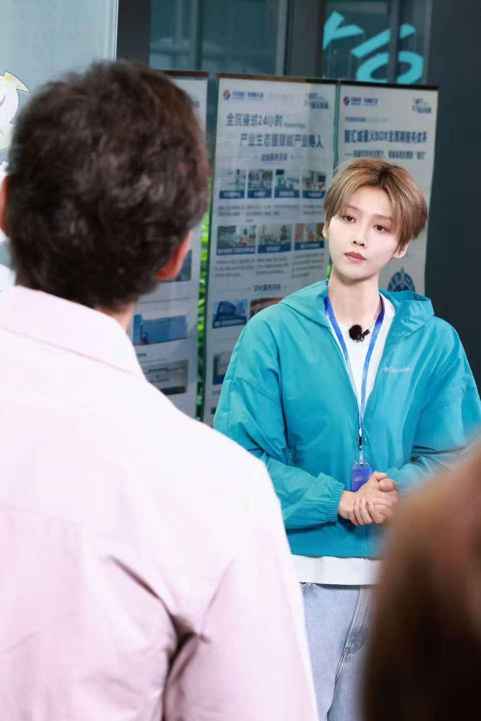 刘雨昕爆改AAA建材刘总 在《目的地中国》的造型也太惊喜了！荧光马甲+安全帽的穿